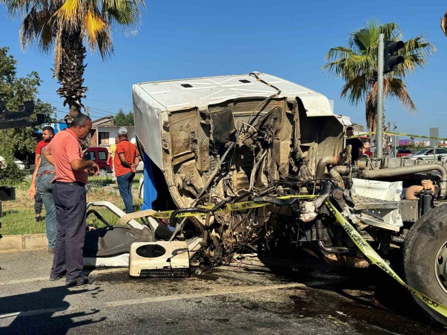 Tarın Çarptığı Kamyonun Şoför Mahalli Koptu:1 Ölü