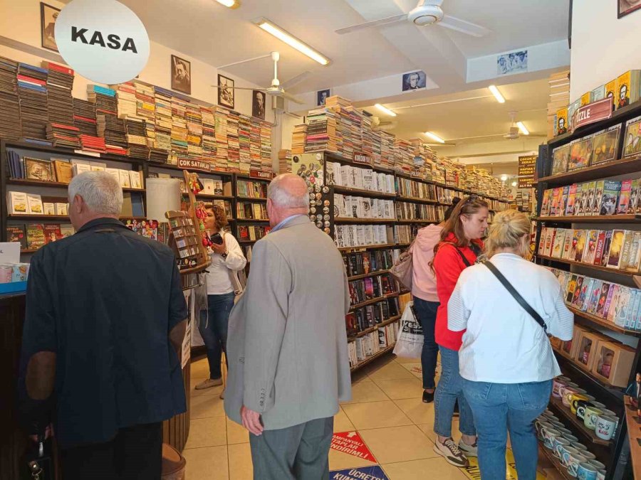 Havaların Isınıp Turizm Sezonun Başlaması Ve Okulların Kapanmasına Yakın Kitap Satışları Arttı