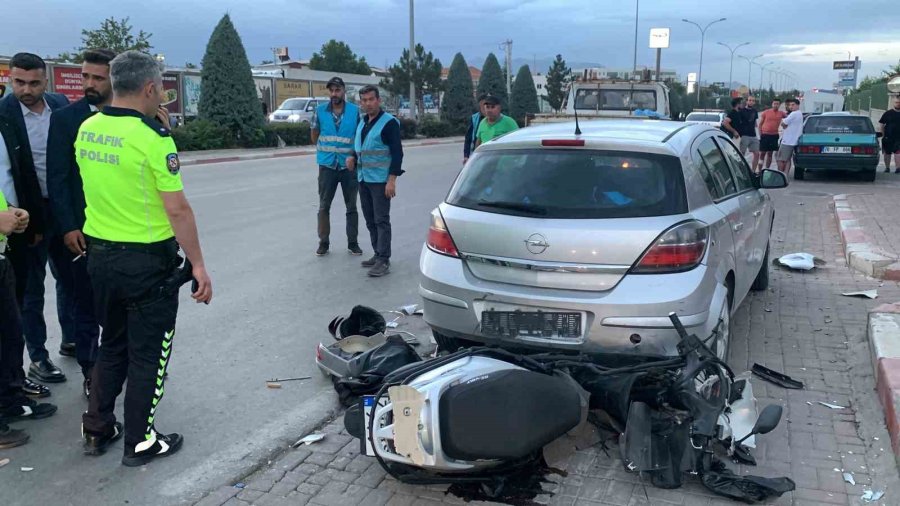 Karaman’da Park Halindeki Otomobile Çarpan Motosiklet Parçalandı: 1 Yaralı