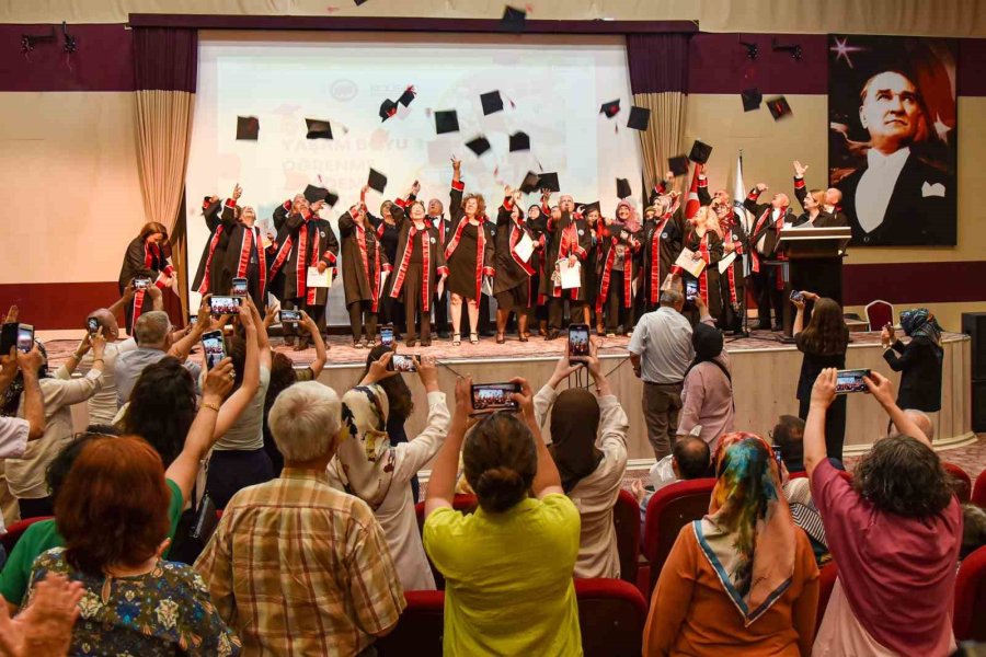 Kmü’de 60 Yaş Üstü Öğrencilerin Mezuniyet Coşkusu