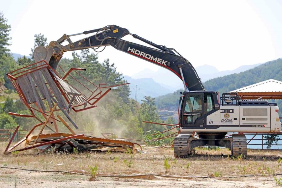 Alanya’da Mutlak Koruma Alanındaki Ruhsatsız 34 Çardak Ve Betonarme İnşaat Yıkıldı