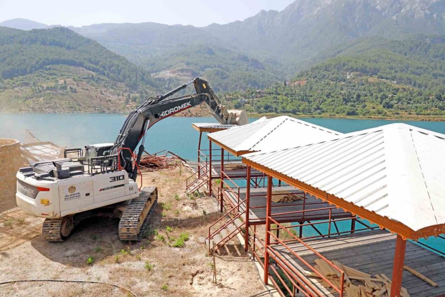 Alanya’da Mutlak Koruma Alanındaki Ruhsatsız 34 Çardak Ve Betonarme İnşaat Yıkıldı