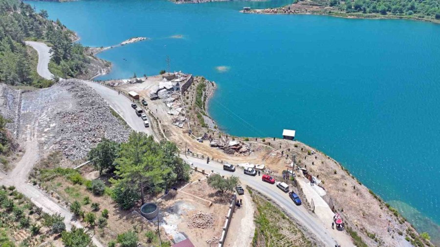 Alanya’da Mutlak Koruma Alanındaki Ruhsatsız 34 Çardak Ve Betonarme İnşaat Yıkıldı