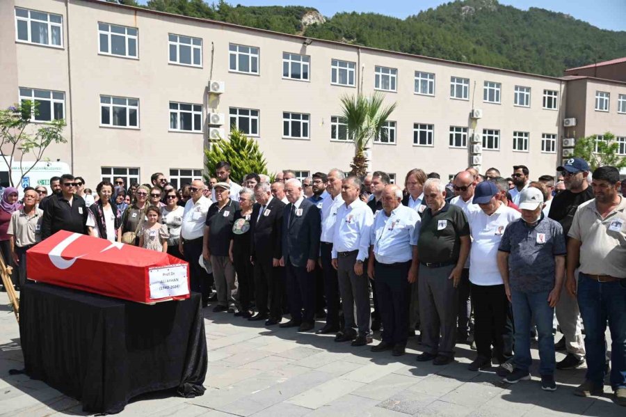 Hayatını Kaybeden Prof. Dr. Ali Ayhan, Memleketi Anamur’da Toprağa Verildi