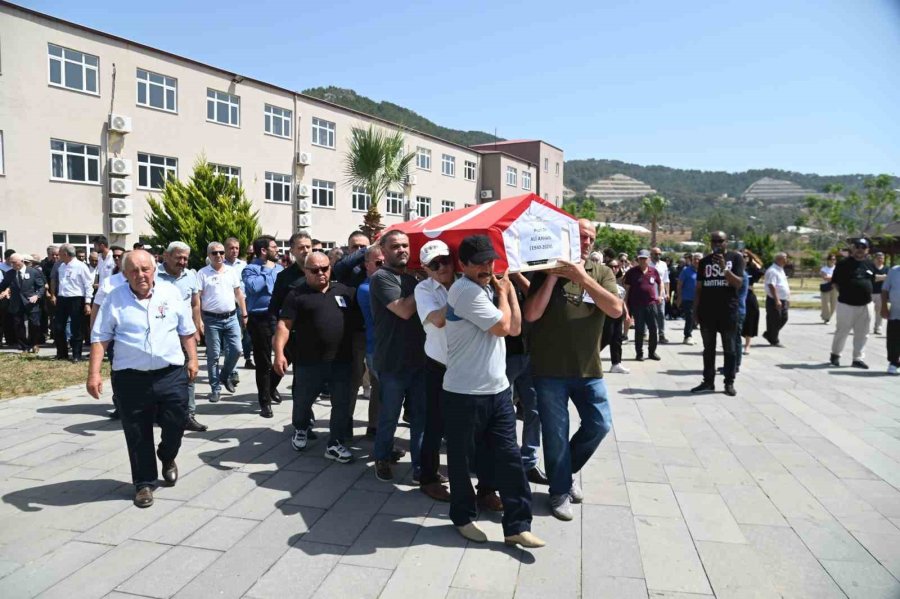 Hayatını Kaybeden Prof. Dr. Ali Ayhan, Memleketi Anamur’da Toprağa Verildi