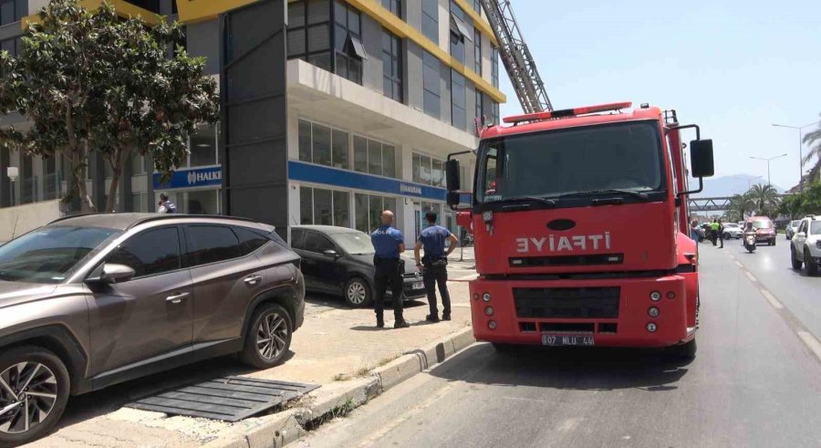 Alanya’da Plazada Çıkan Yangın İtfaiye Ekiplerince Söndürüldü