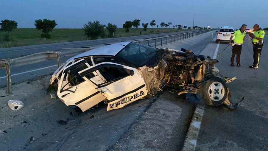 Konya’da Otomobil Bariyerlere Çarptı: 2 Yaralı