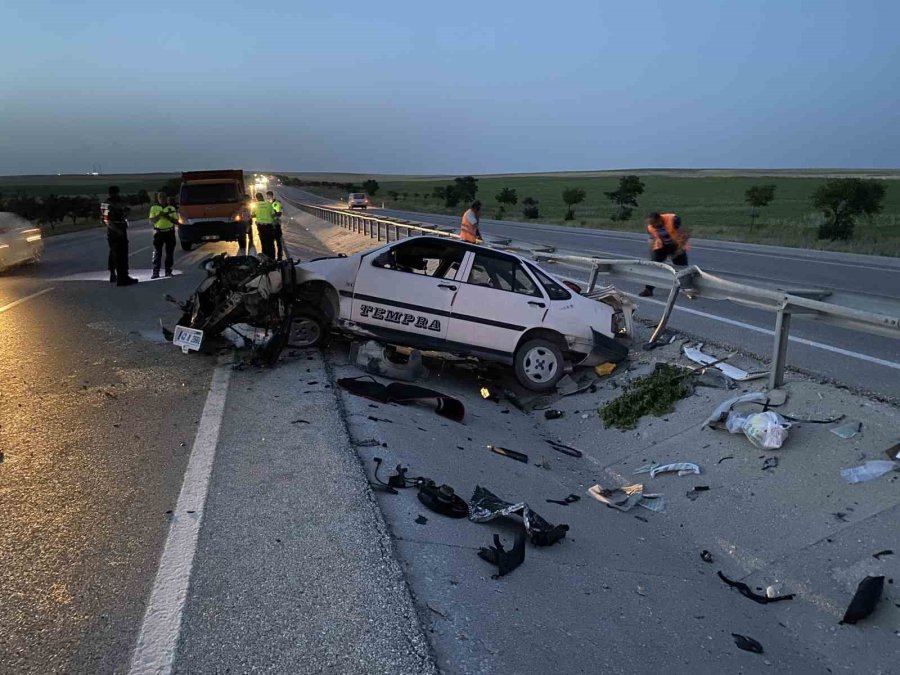 Konya’da Otomobil Bariyerlere Çarptı: 2 Yaralı