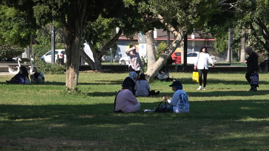 Mersin’de Sıcaktan Bunalan Vatandaşlar Soluğu Denizde Aldı