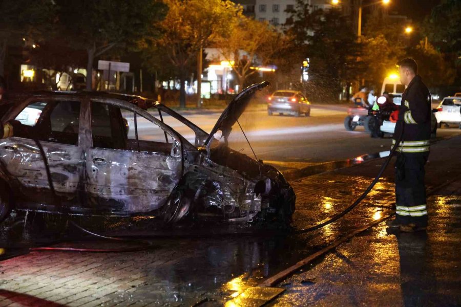 Elektrik Direğine Çarpan Otomobil Alev Topuna Döndü