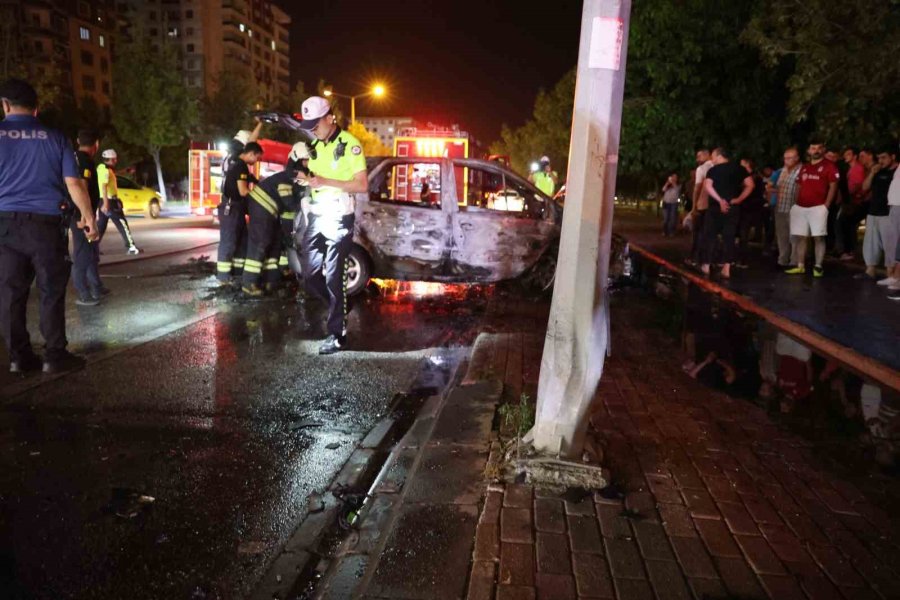 Elektrik Direğine Çarpan Otomobil Alev Topuna Döndü