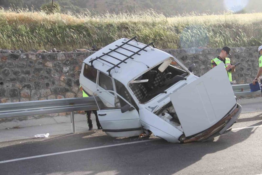 Bariyerlere Çarpan Otomobil Asılı Kaldı: 3 Yaralı