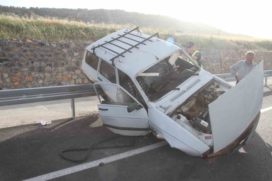 Bariyerlere Çarpan Otomobil Asılı Kaldı: 3 Yaralı