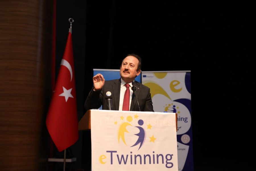 Vali Pehlivan, ’etwinning Okul Etiketi Belge Takdim Töreni’ne Katıldı