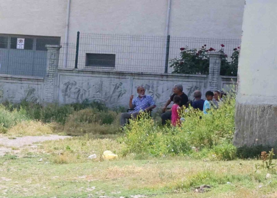 Polis Cinayeti Bıraktı, Basınla Uğraştı