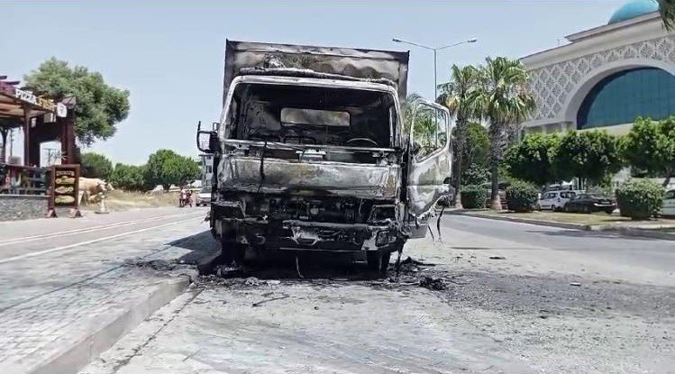 Seyir Halindeyken Alev Alan Kamyonet Küle Döndü