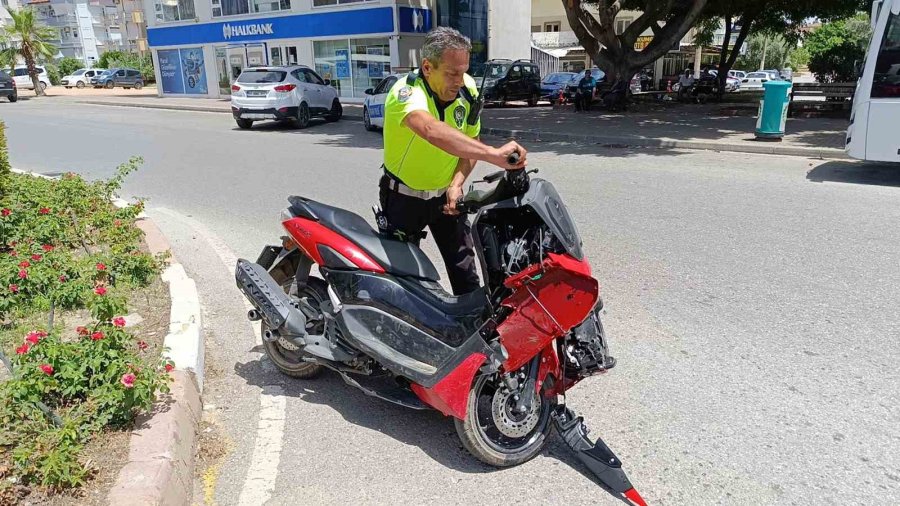 Otomobile Çarpan Motosiklet Amuda Kalkarak Durdu: 2 Yaralı