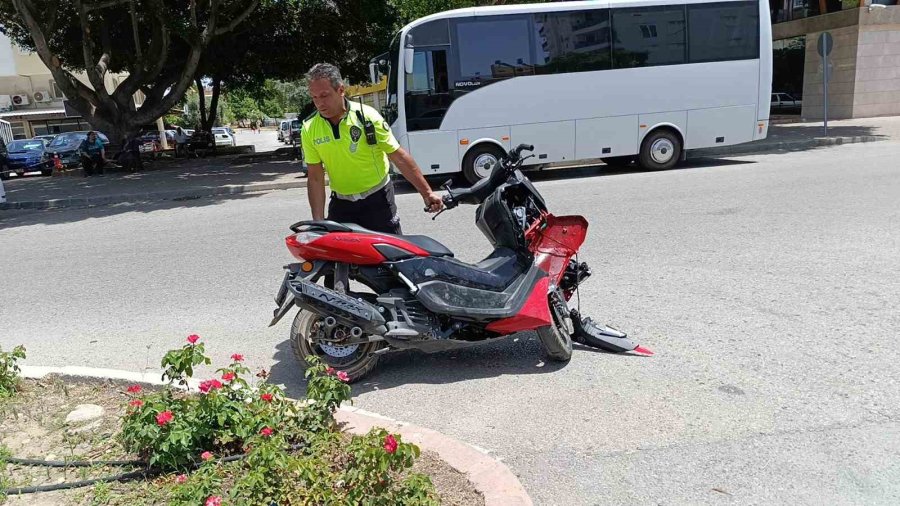 Otomobile Çarpan Motosiklet Amuda Kalkarak Durdu: 2 Yaralı