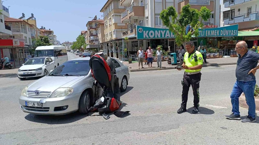 Otomobile Çarpan Motosiklet Amuda Kalkarak Durdu: 2 Yaralı