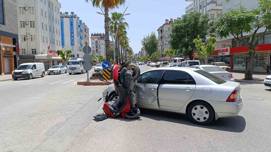 Otomobile Çarpan Motosiklet Amuda Kalkarak Durdu: 2 Yaralı