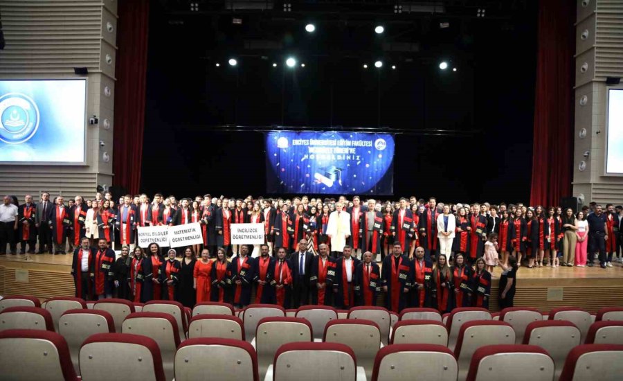 Erü Eğitim Fakültesi Yeni Mezunlarını Verdi