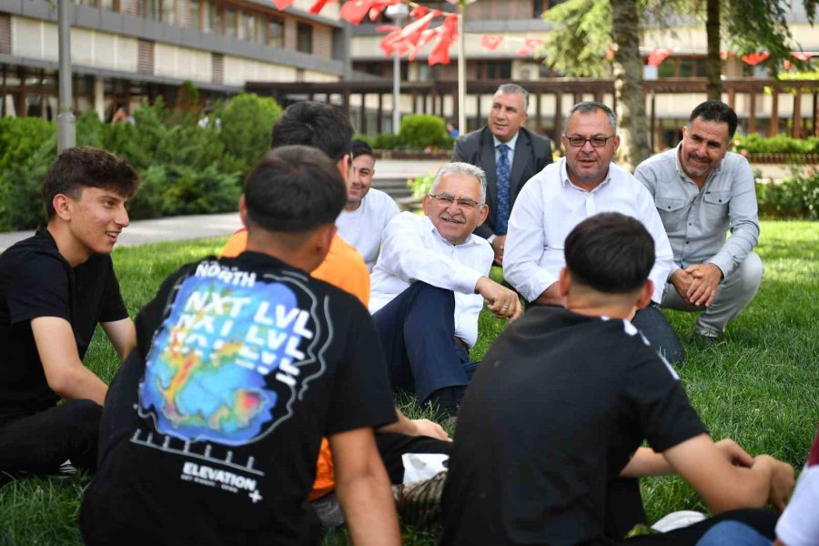 Başkan Büyükkılıç’ın Gençlerle Park Keyfi