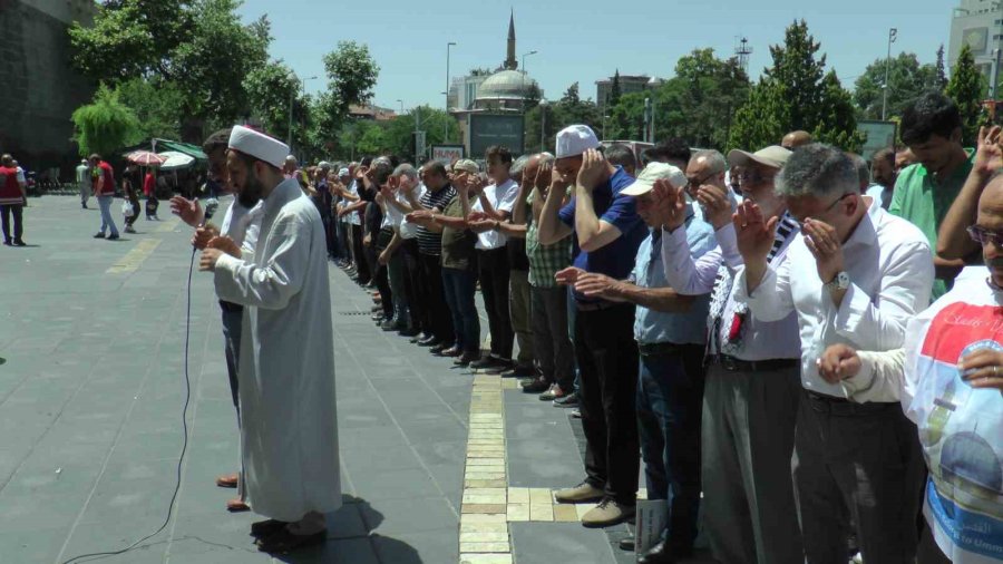 Hayatını Kaybeden Filistinliler İçin ‘gıyabi Cenaze Namazı’ Kılındı