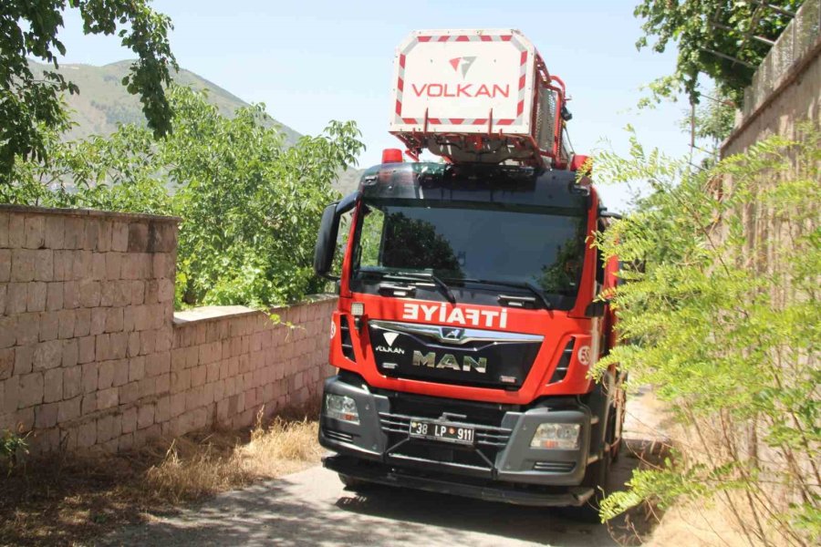 Ot Yangını İkametlere Sıçramadan Söndürüldü