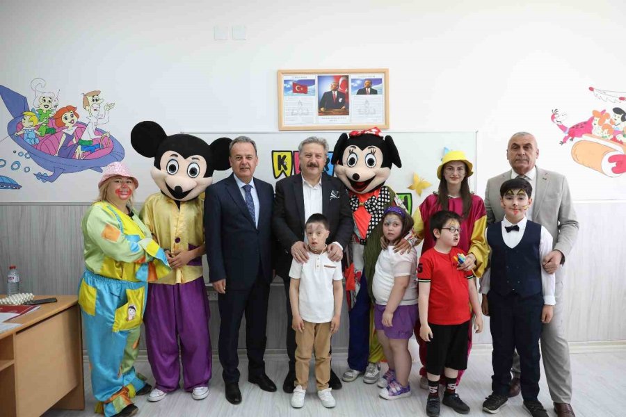 Melikgazi Belediyesi Karne Şenliği İle Öğrencilerin Yüzlerini Güldürdü