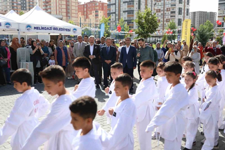 Melikgazi Belediyesi Karne Şenliği İle Öğrencilerin Yüzlerini Güldürdü