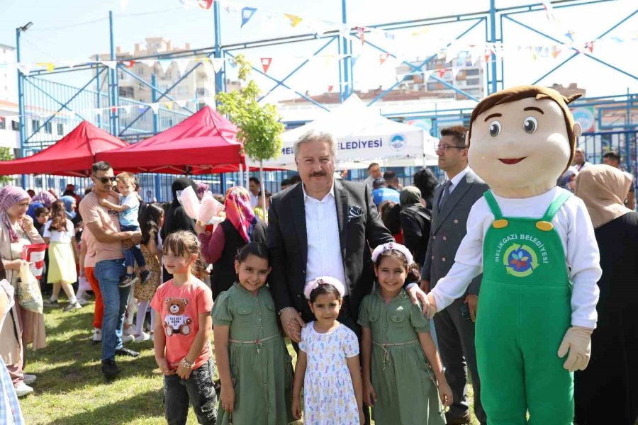 Melikgazi Belediyesi Karne Şenliği İle Öğrencilerin Yüzlerini Güldürdü