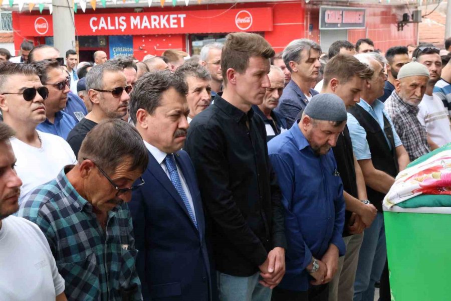 Canice Katledilen Anne Ve Oğlu Aynı Tabutun İçinde Son Yolculuğuna Uğurlandı