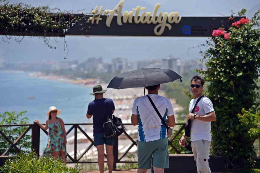 Antalya’nın Sıcaklıkla İmtihanı: Termometreler 43 Dereceyi Gösterdi, Güneşten Korunmak İçin Şemsiyeler Açıldı