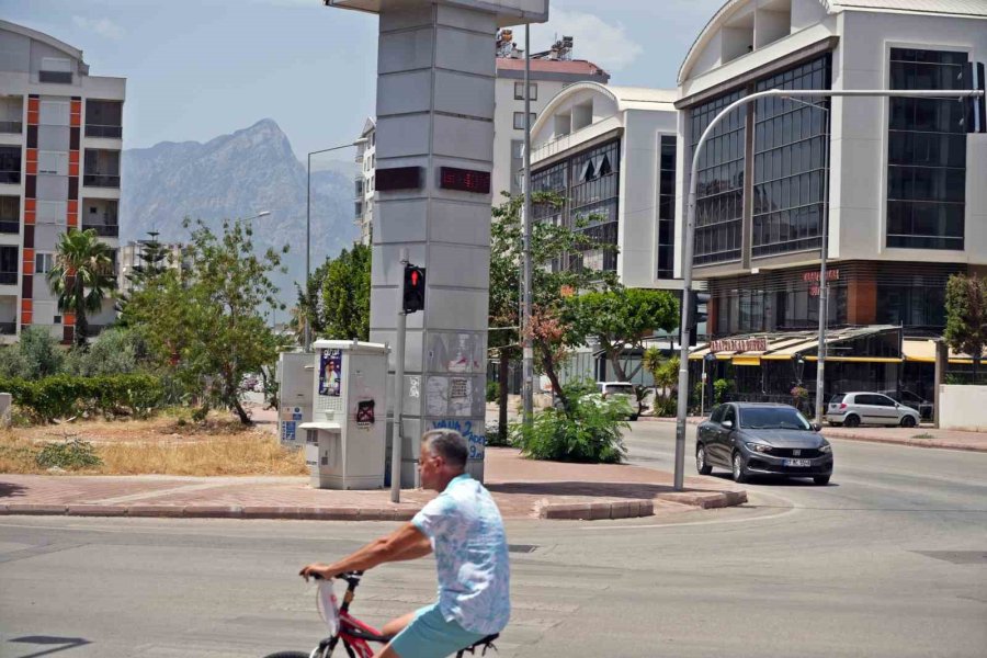 Antalya’nın Sıcaklıkla İmtihanı: Termometreler 43 Dereceyi Gösterdi, Güneşten Korunmak İçin Şemsiyeler Açıldı