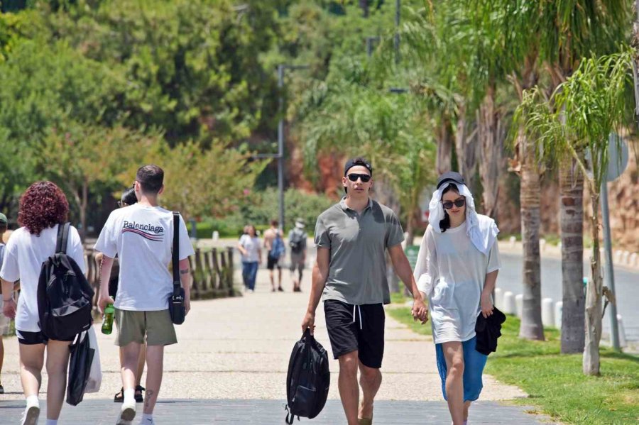 Antalya’nın Sıcaklıkla İmtihanı: Termometreler 43 Dereceyi Gösterdi, Güneşten Korunmak İçin Şemsiyeler Açıldı