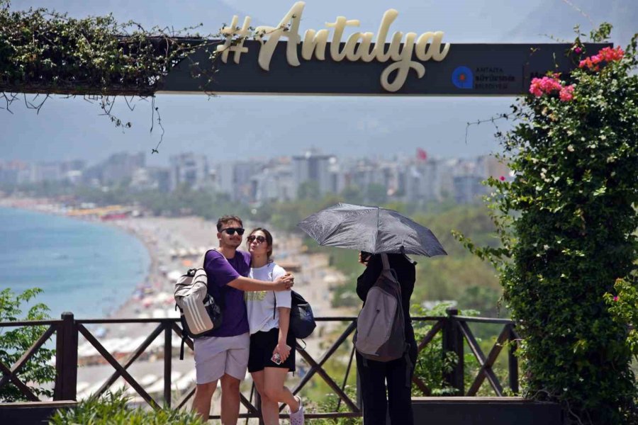 Antalya’nın Sıcaklıkla İmtihanı: Termometreler 43 Dereceyi Gösterdi, Güneşten Korunmak İçin Şemsiyeler Açıldı