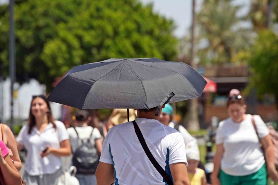 Antalya’nın Sıcaklıkla İmtihanı: Termometreler 43 Dereceyi Gösterdi, Güneşten Korunmak İçin Şemsiyeler Açıldı