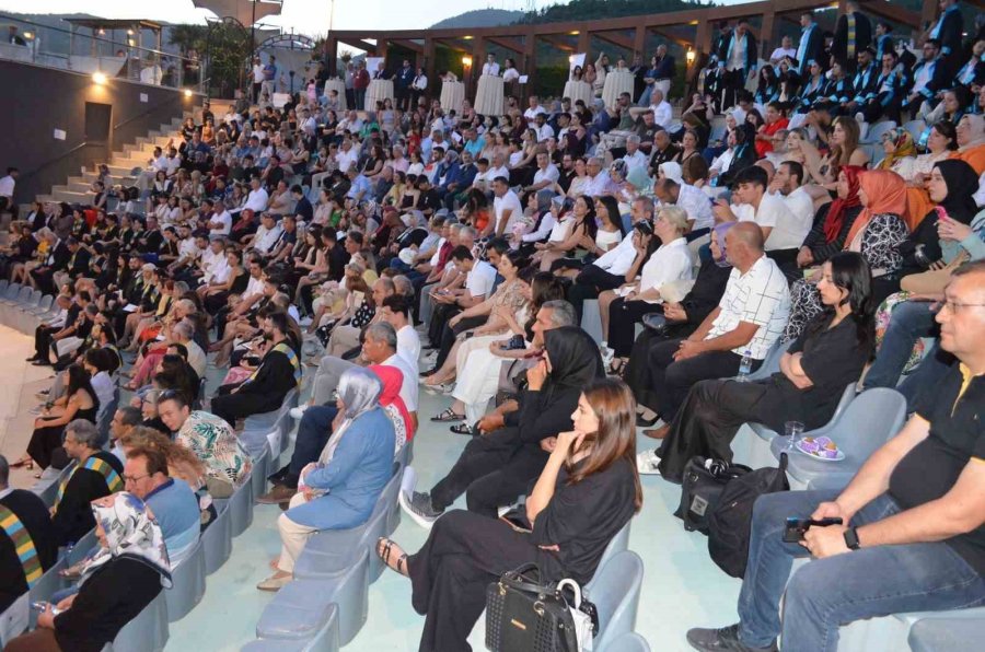 Alanya Üniversitesi’nde Mezuniyet Coşkusu