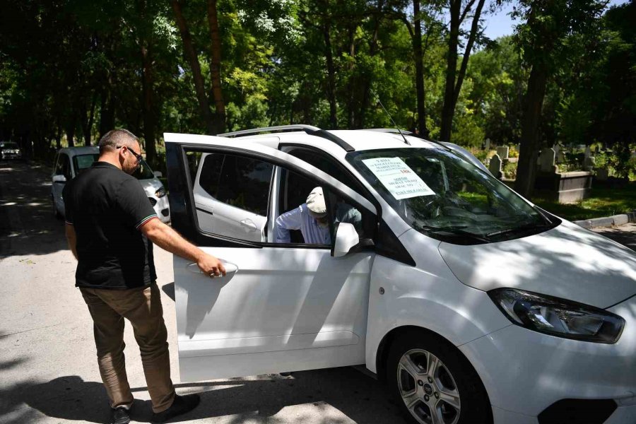 Büyükşehir Belediyesi, Mezarlık Ziyareti Yapan Vatandaşları Yalnız Bırakmadı