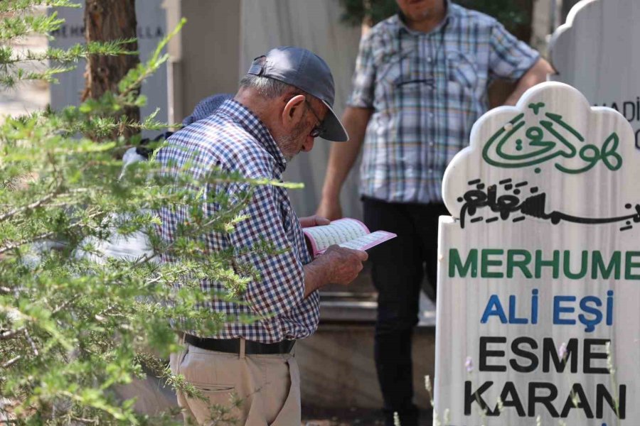 Konya’da Mezarlıklarda Bayram Ziyaretleri