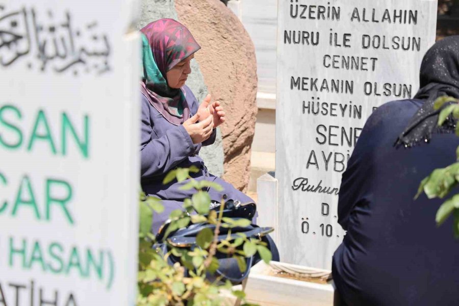 Konya’da Mezarlıklarda Bayram Ziyaretleri