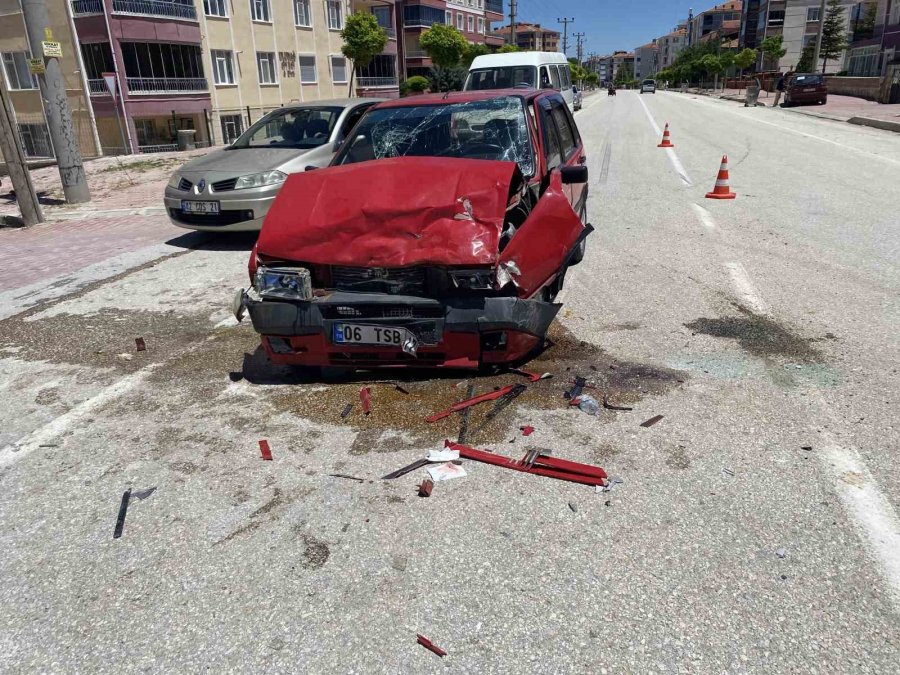 Konya’da Otomobil İle Hafif Ticari Araç Çarpıştı: 5 Yaralı