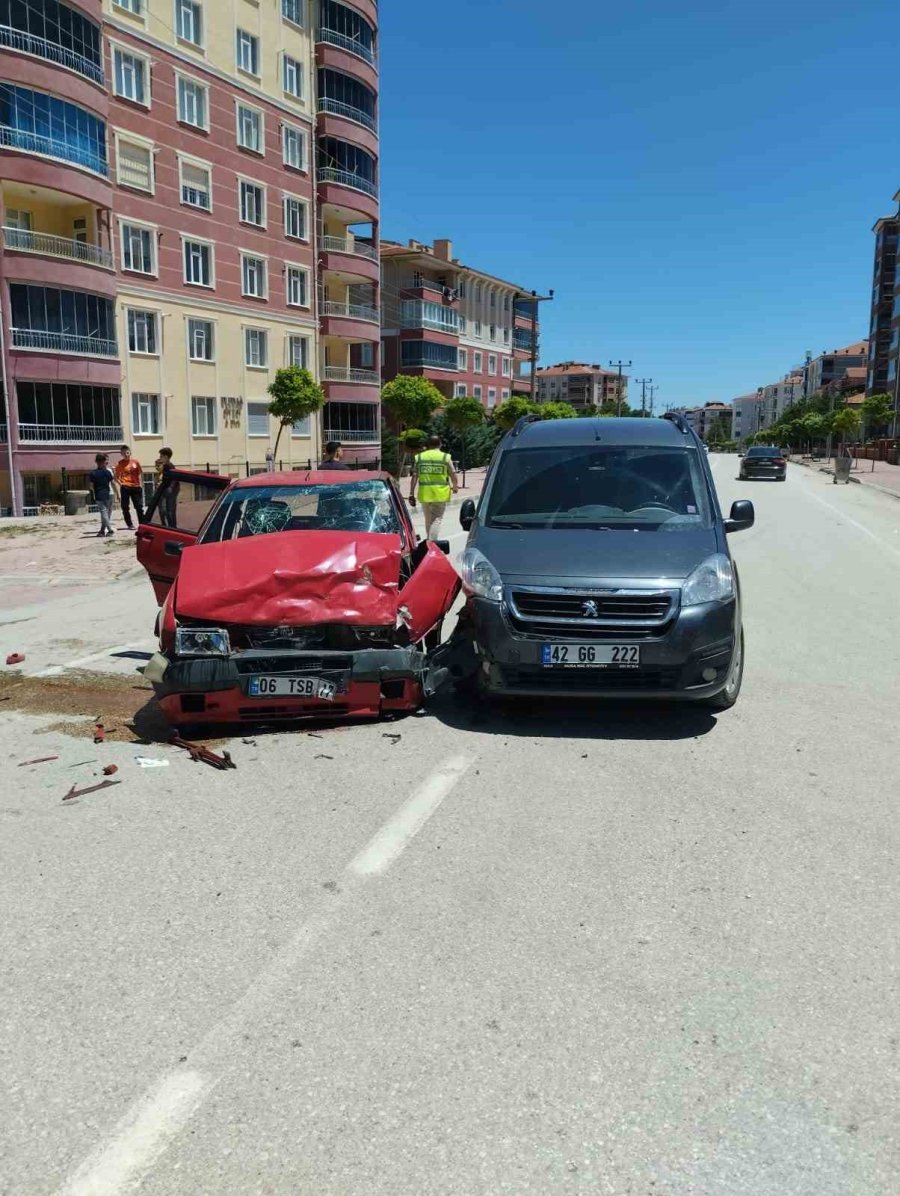 Konya’da Otomobil İle Hafif Ticari Araç Çarpıştı: 5 Yaralı