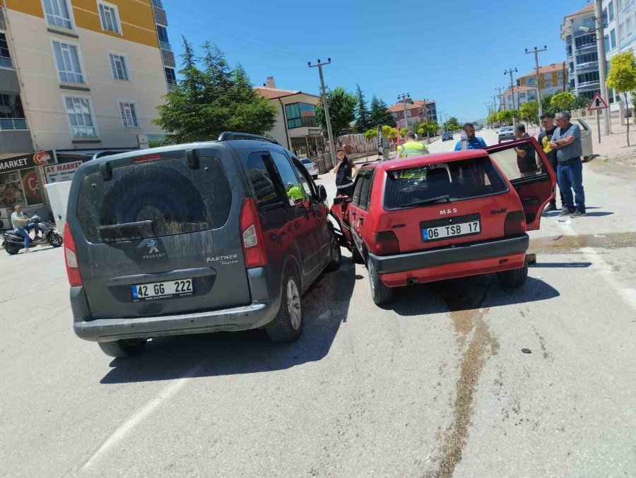 Konya’da Otomobil İle Hafif Ticari Araç Çarpıştı: 5 Yaralı