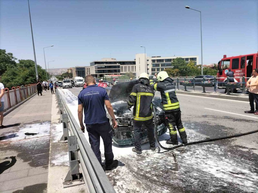 Hareket Halindeki Otomobil Yandı