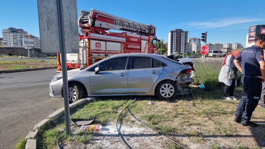 Otomobiller Kavşakta Çarpıştı: 1 Yaralı