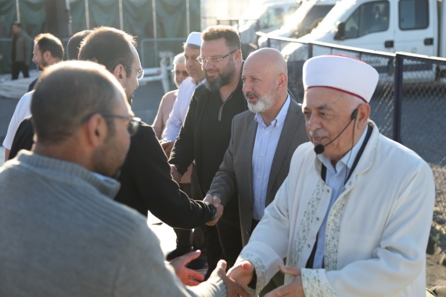 Başkan Çolakbayrakdar, Kurban Yerinde Vatandaşlarla Bayramlaştı