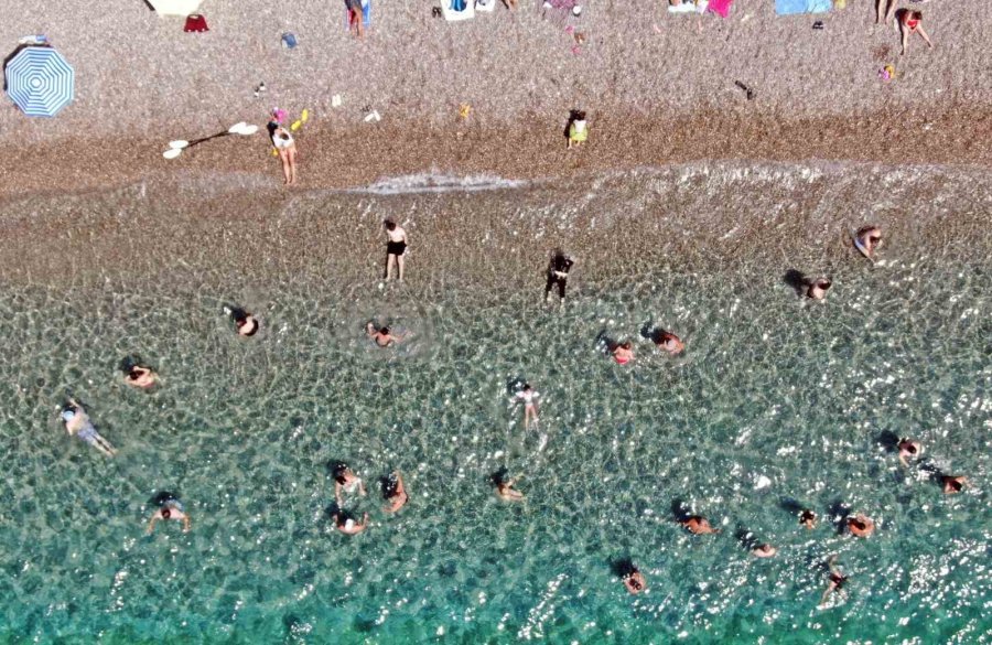 Antalya’da Sahillerdeki Yoğunluk İki Katına Çıktı