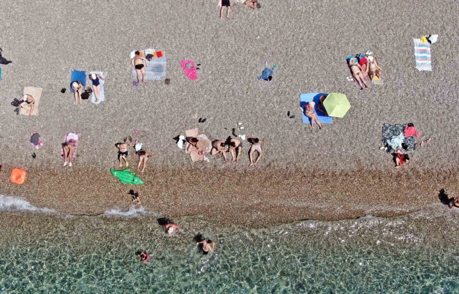 Antalya’da Sahillerdeki Yoğunluk İki Katına Çıktı