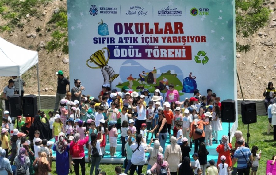 Minik Öğrenciler Ailelerine Örnek Olmak İçin Girdikleri Yarışmada Birinci Oldu